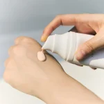 کرم ضد آفتاب ضد لک و روشن کننده تون آپ سنتلا اسکین CENTELLA TONE BRIGHTENING TONE-UP SUNSCREEN SPF50 حجم 50 میلی لیتر - Image 6